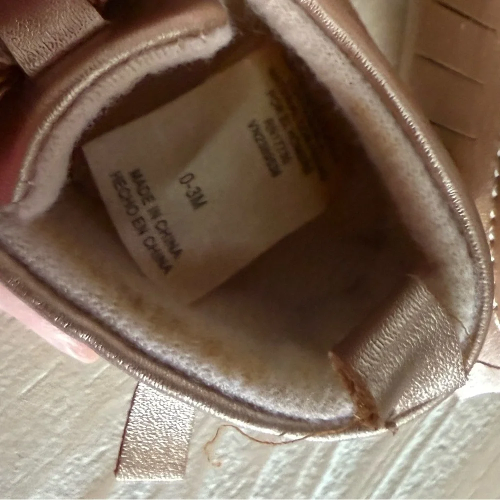 Baby girl Rose Gold Baby Moccasins with fringe & cute bow•like new & boho girly